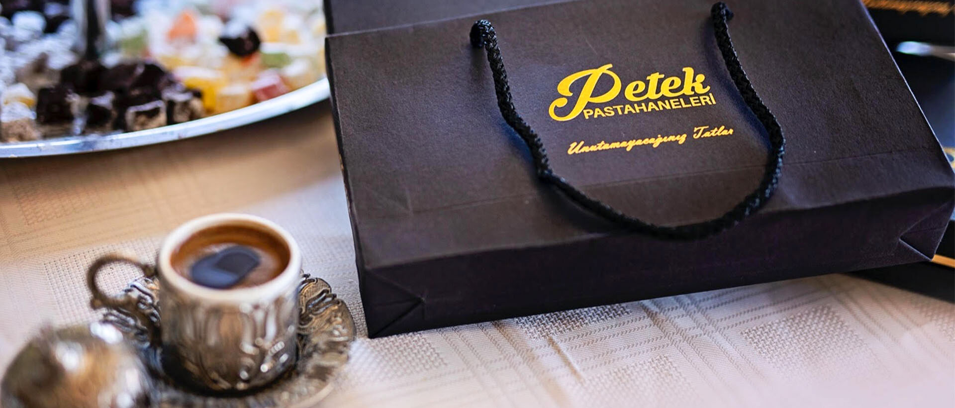 Geleneksel Kıbrıs tatlıları - pirohu, şamişi, lokum